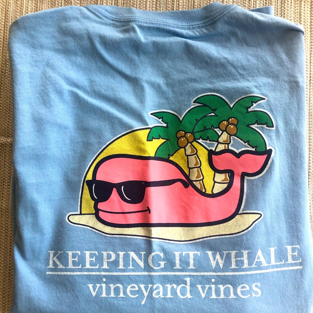 Vineyard Vines Men’s small graphic pocket tshirt.